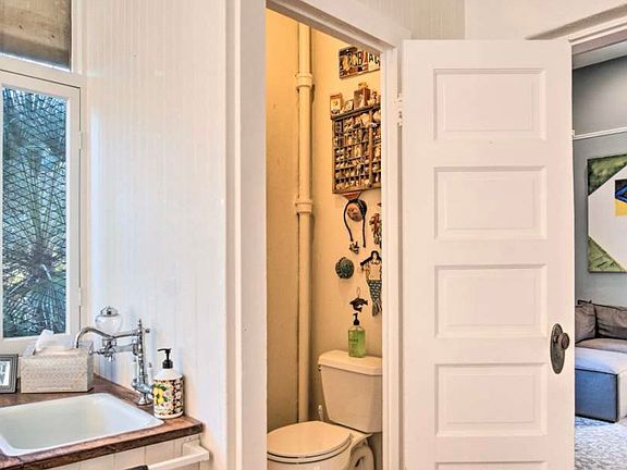Powder room off of Az. room