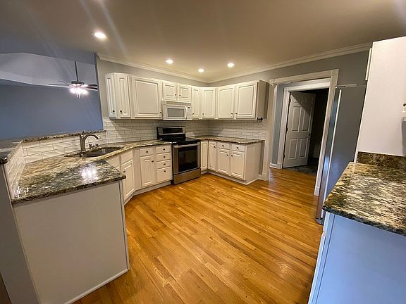 4th image of 1031 Hidden Springs Dr