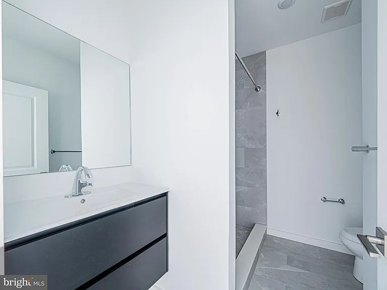 2403-2407 W Thompson St #6 — Photo 11