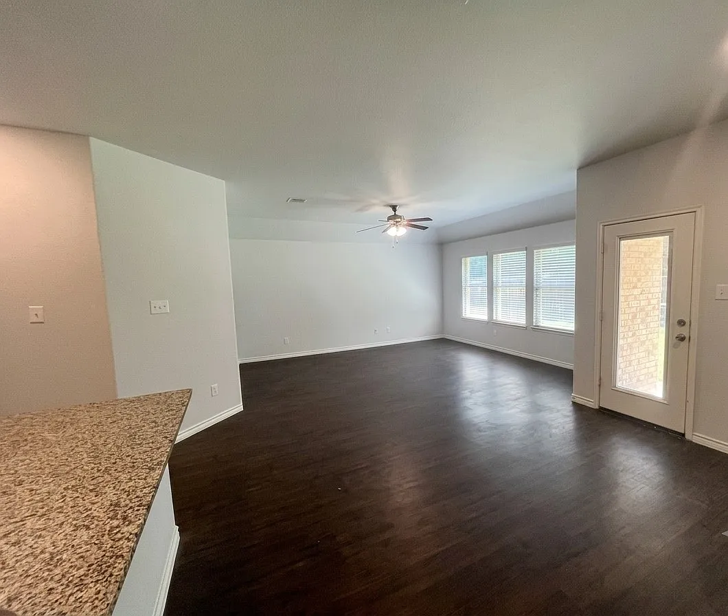 4 bed, 1872 sqft, $2,500 — Photo 4