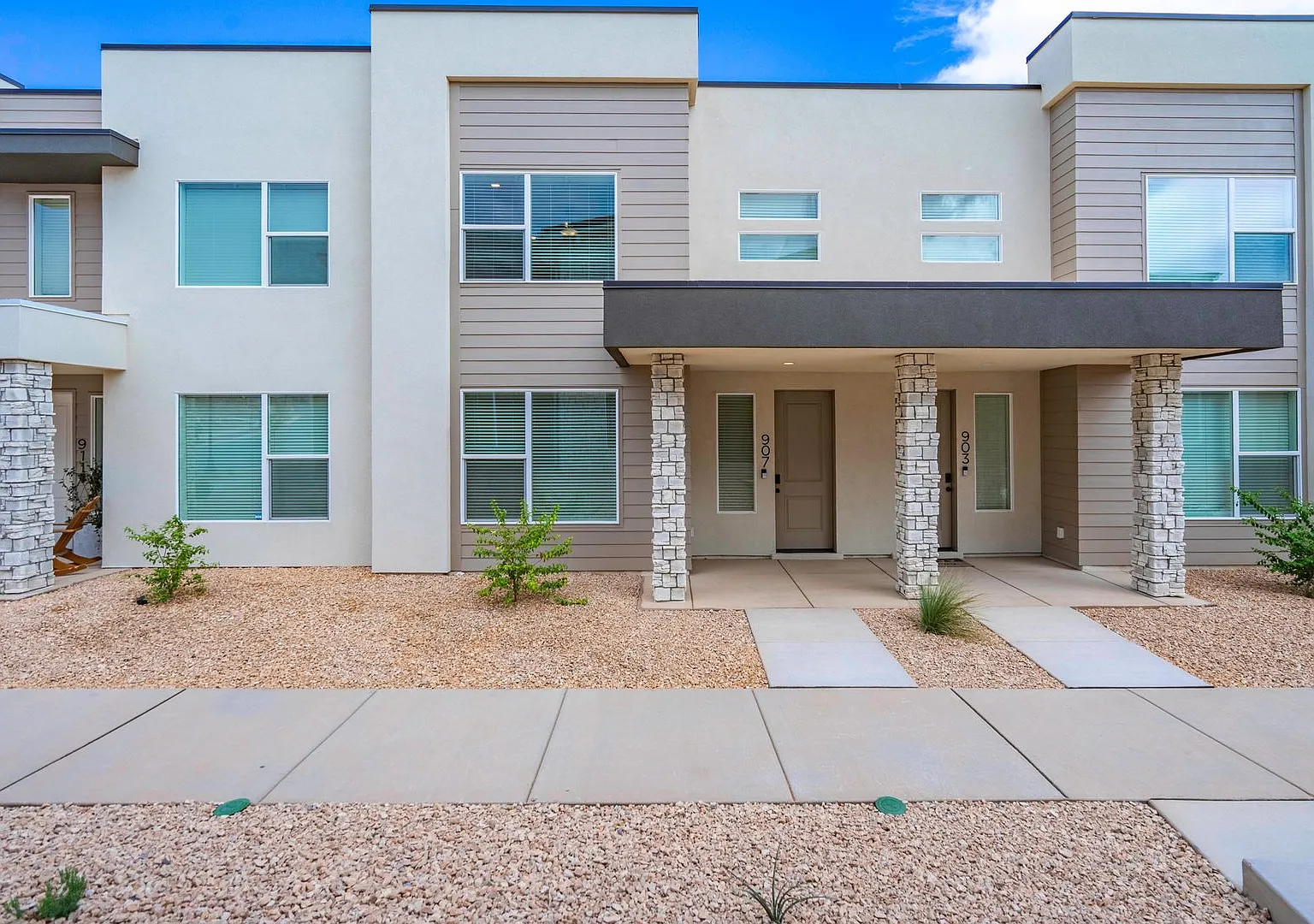 Brand New Never Lived In Desert Color — Photo 1