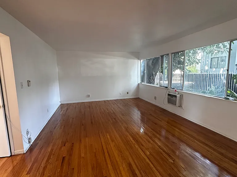 1477 Havenhurst Dr #2 — Photo 2