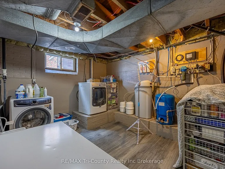 909 James St — Photo 12