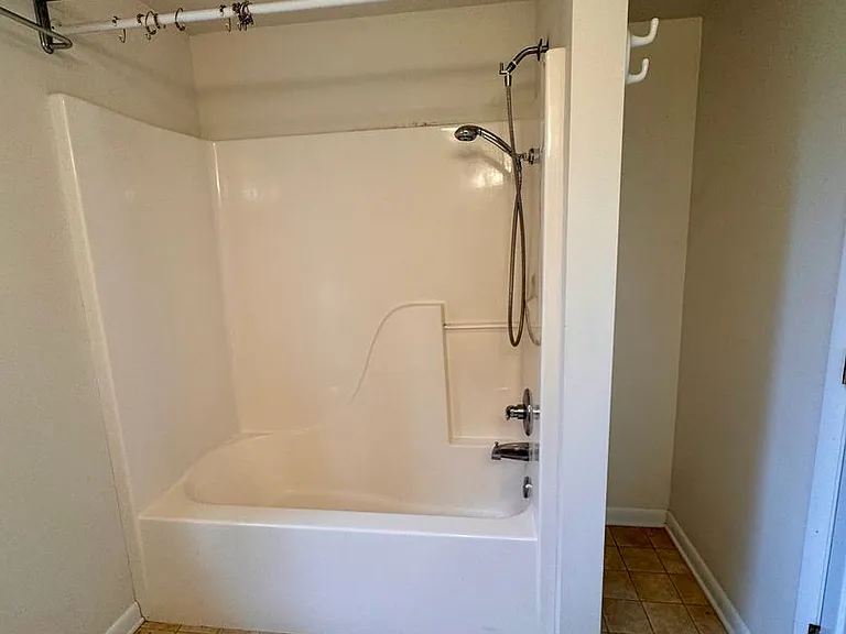 506 E Riverside Dr — Photo 19