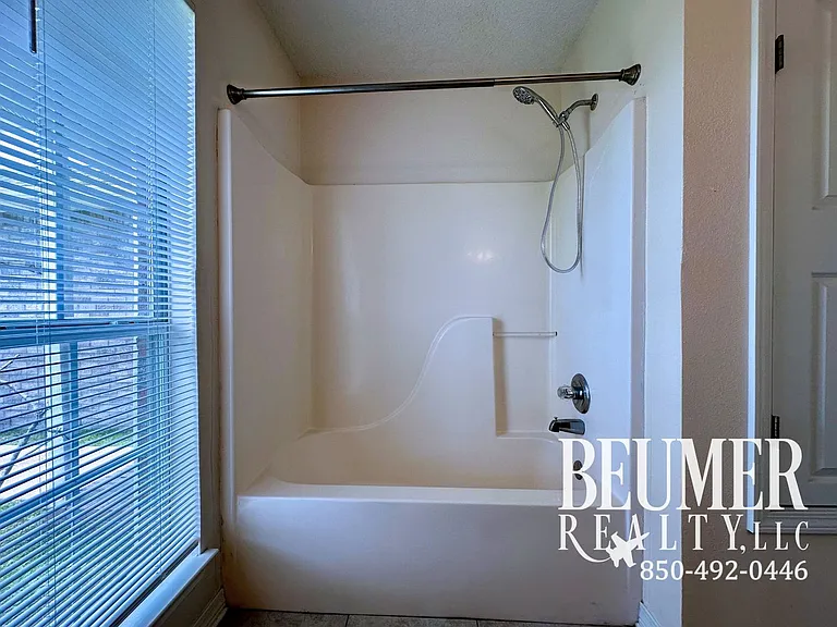 136 Carrier Dr — Photo 22
