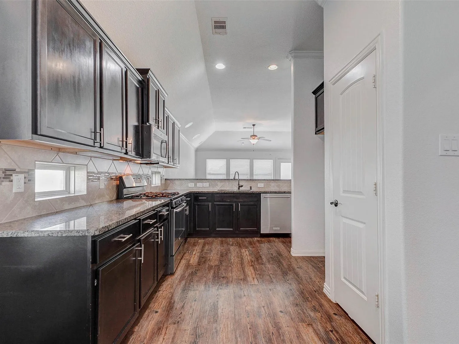 4 bed, 2.0 bath, 2095 sqft, $2,195 — Photo 2