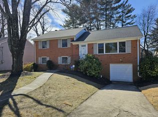 7520 Holiday Ter, Bethesda, MD 20817