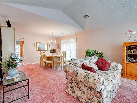 5th image of 84 Portsmouth Dr