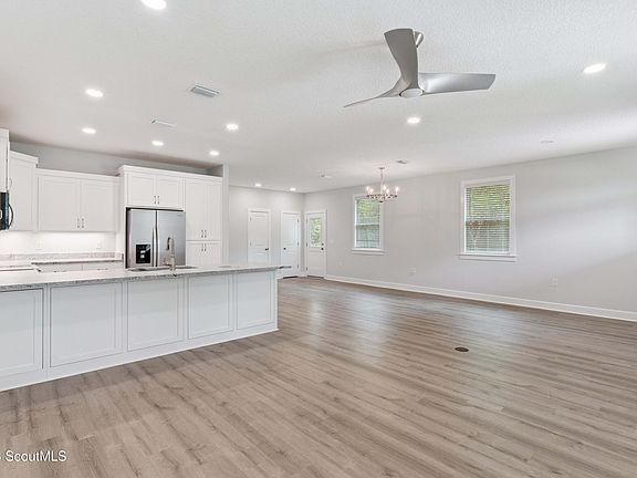 5th image of 807 Elbert St