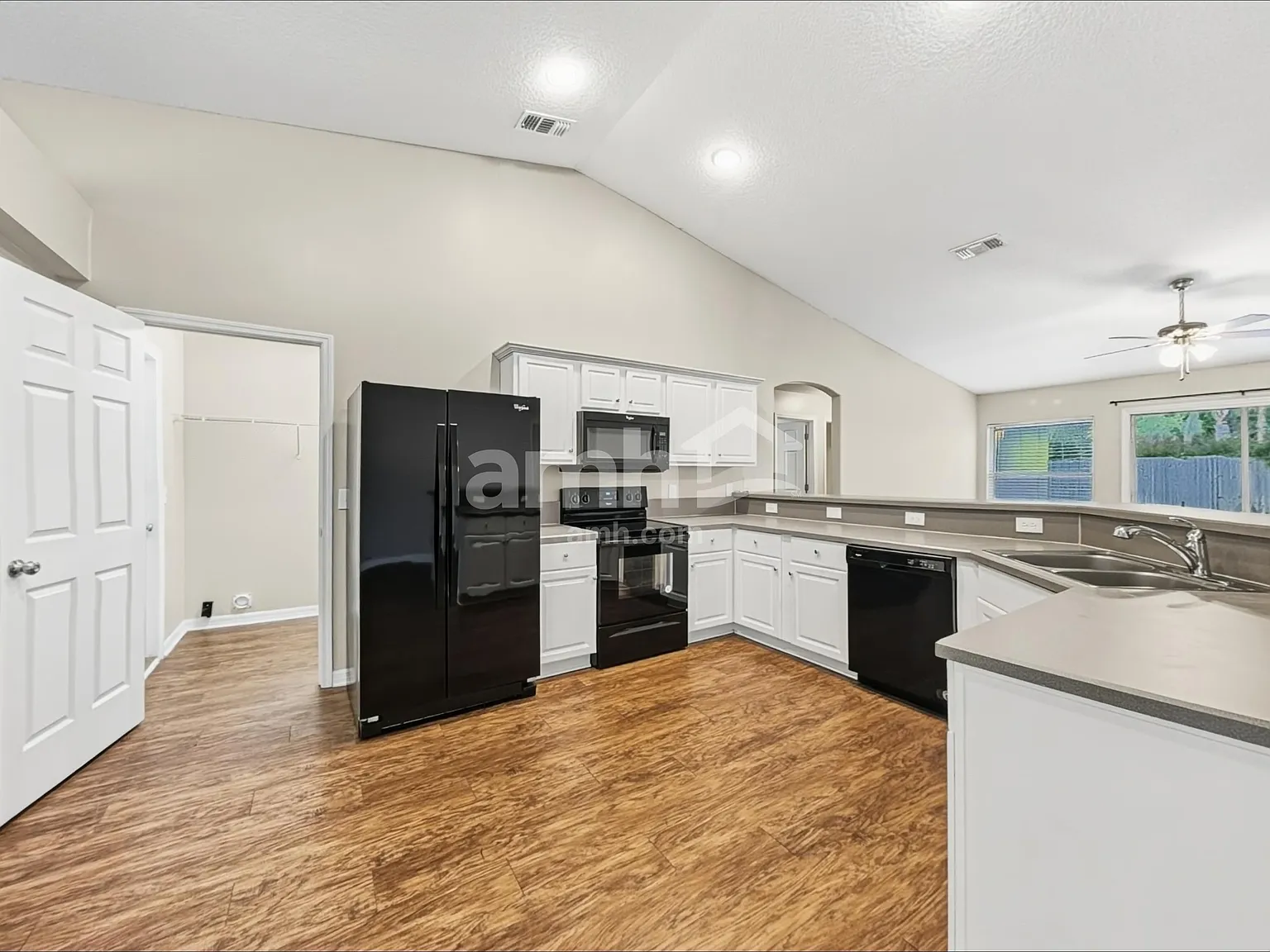 4 bed, 2.0 bath, 2132 sqft, $2,190 — Photo 3