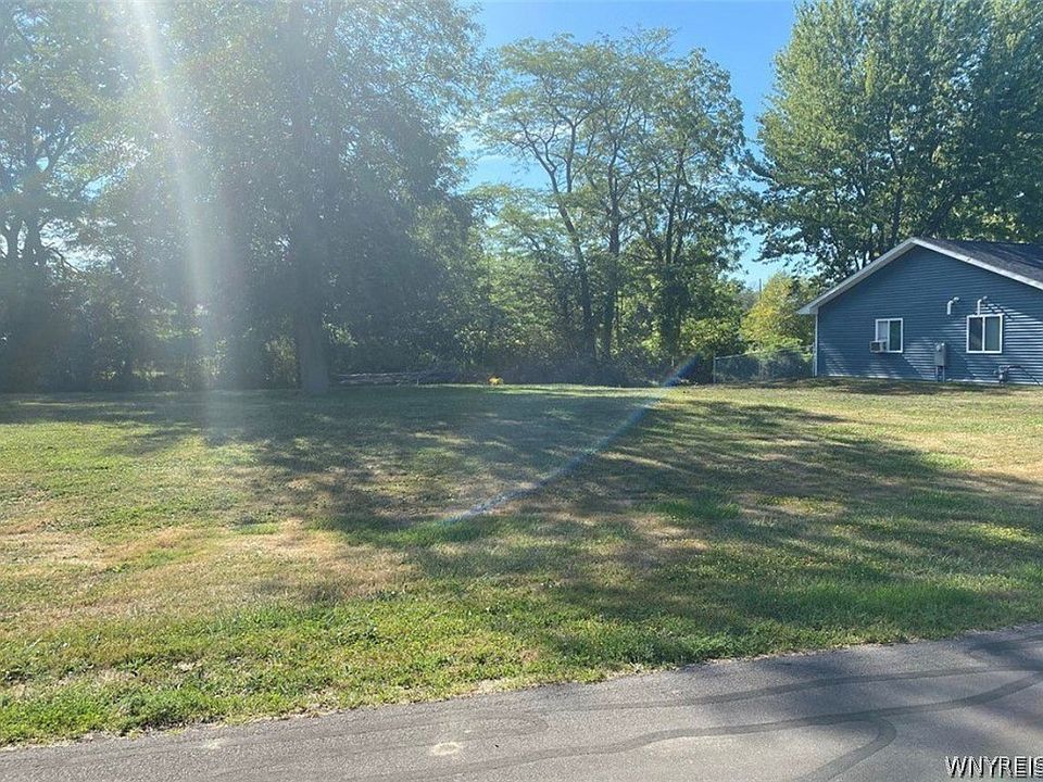 2nd image of 223 Bay St