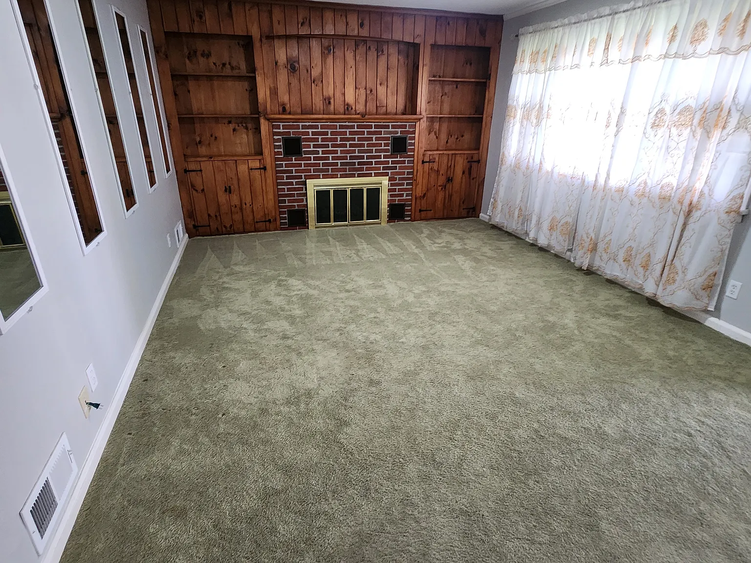 3 bed, 1036 sqft, $3,300 — Photo 3