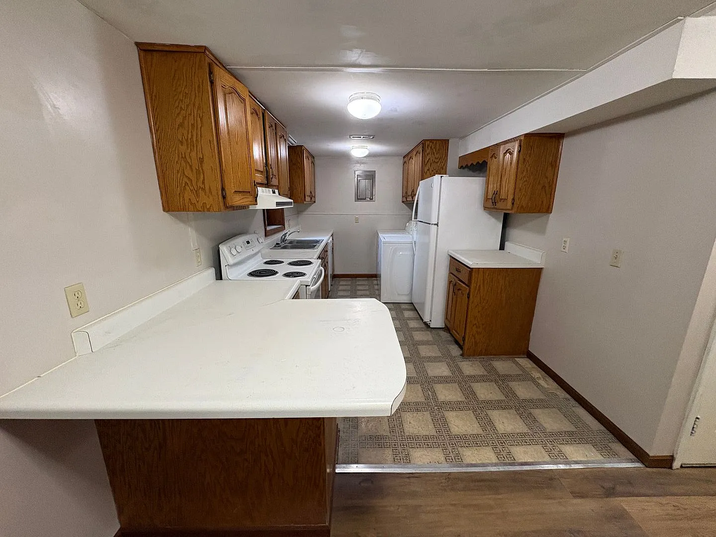Available now! 3 bed 2 Bath close to Campus! — Photo 2
