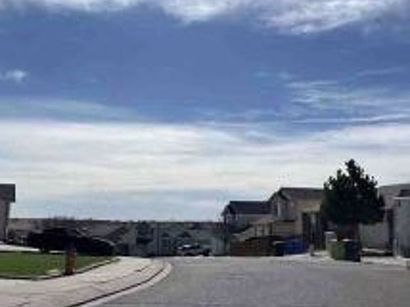 Exterior Neighborhood (street photo)