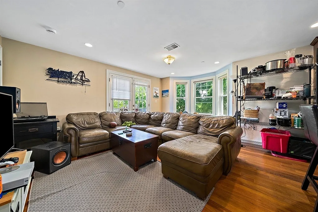 4 bed, 1367 sqft, $4,800 — Photo 2