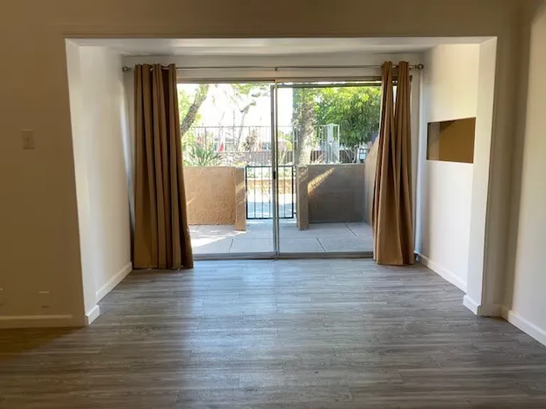 10137 Woodley Ave #123 — Photo 2