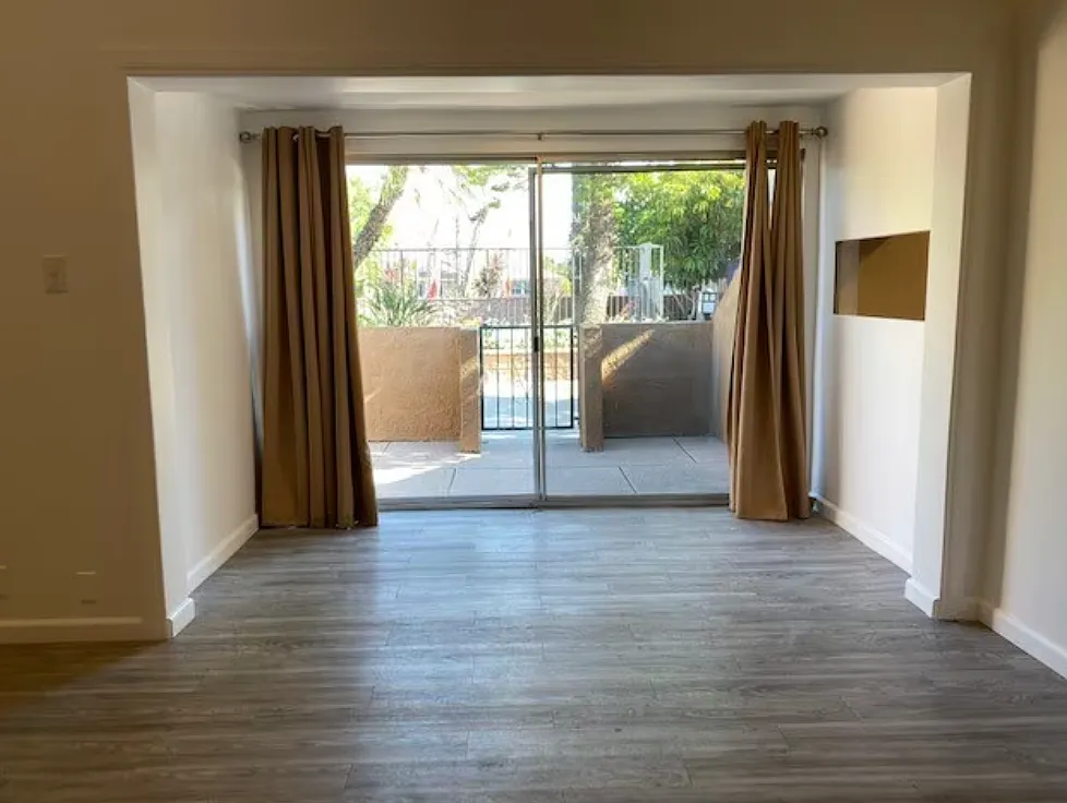 Building Photo - 10137 Woodley Ave #123