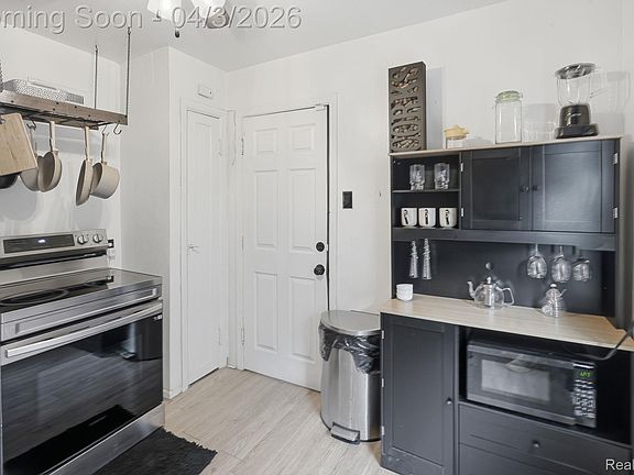 4th image of 17132 Greenlawn St