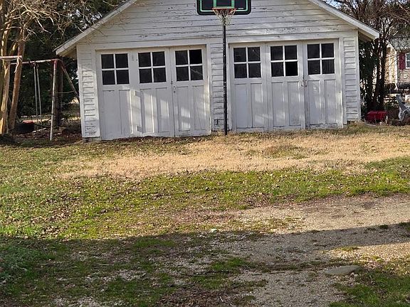 4th image of 126 Maple Ave