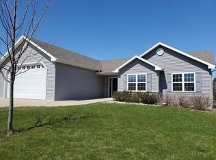 55 Happy Hollow Ln, Oconomowoc, WI 53066