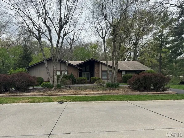 15192 Isleview Dr, Chesterfield, MO 63017
