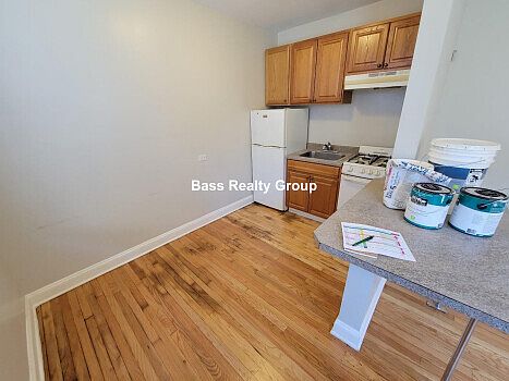 4th image of 1369 W Greenleaf Ave #305