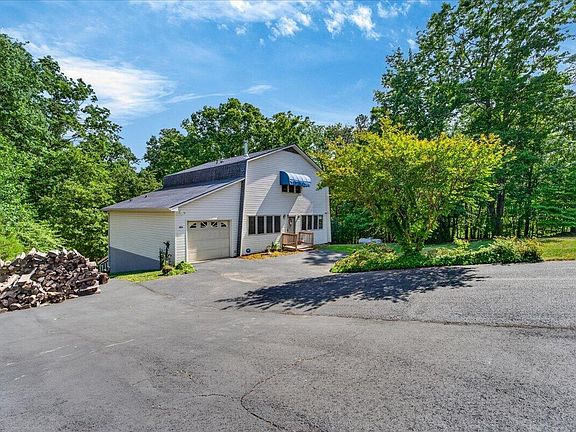 4th image of 303 Oak Ridge Dr