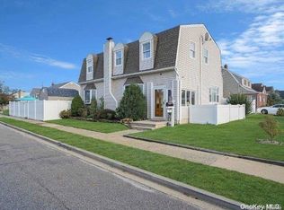 2431 Riverside Dr, Wantagh, NY 11793