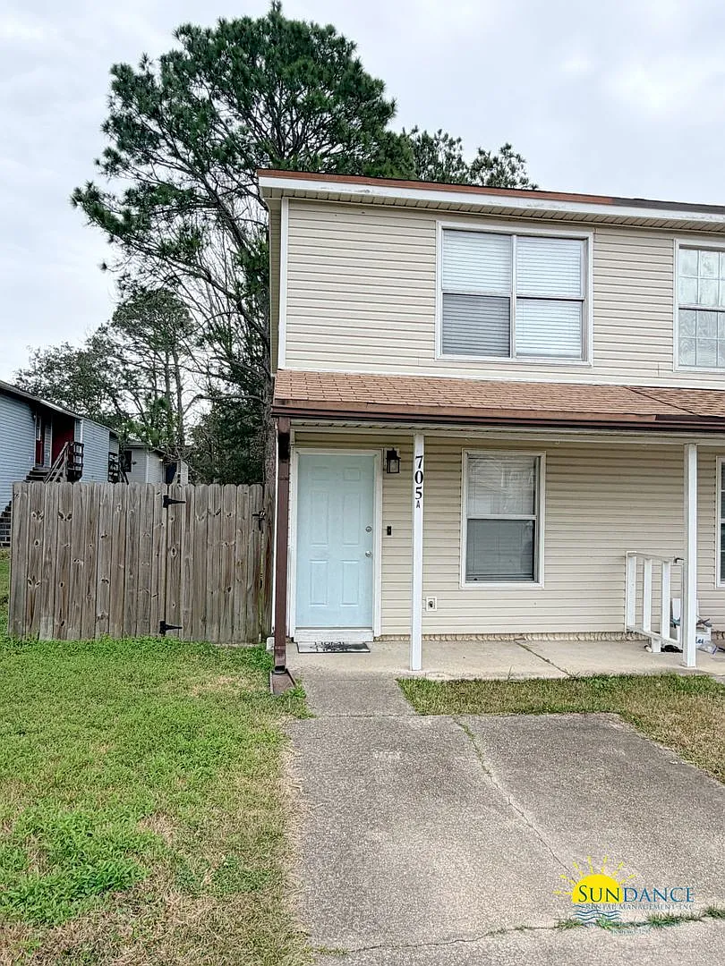 End-Unit Townhome located between Hurlburt Field and Eglin AFB w/ Fenced Yard! — Photo 1