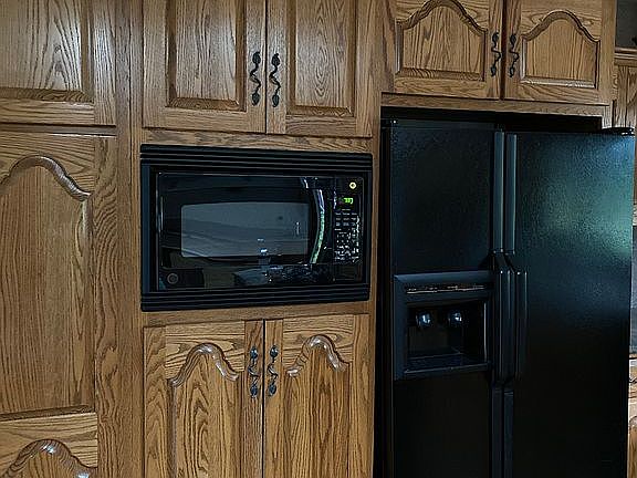 Custom Kitchen Cabinets 