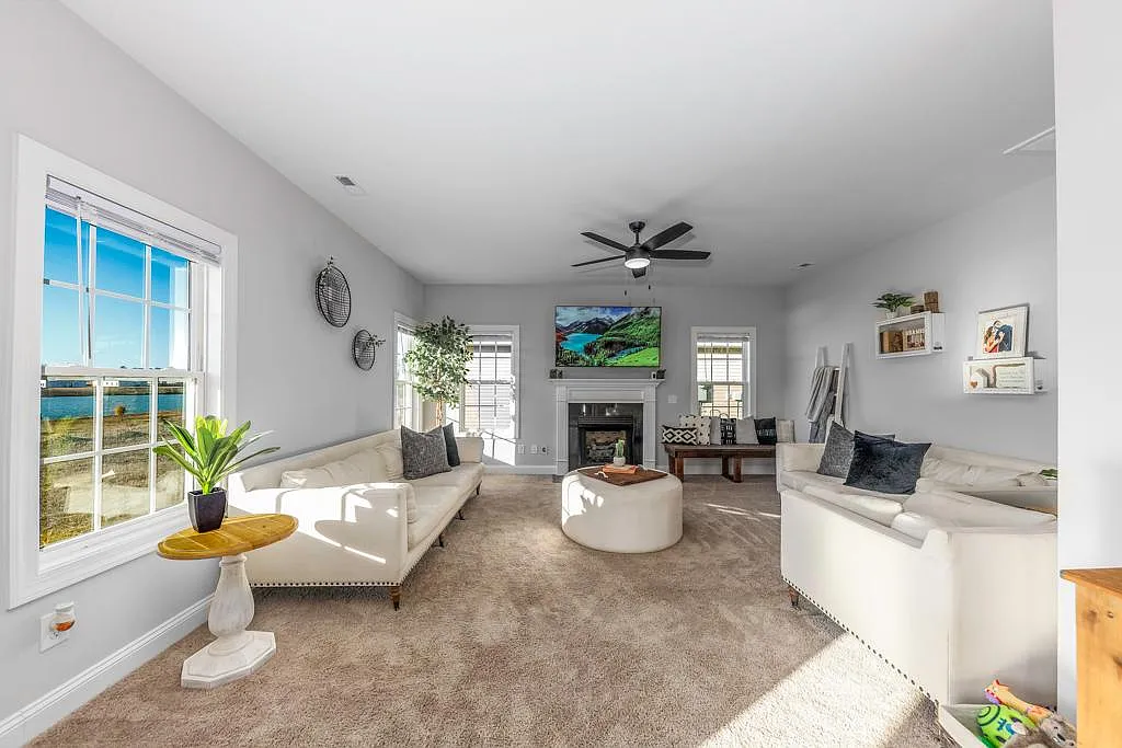 4 bed, 2.5 bath, 2110 sqft, $2,300 — Photo 3