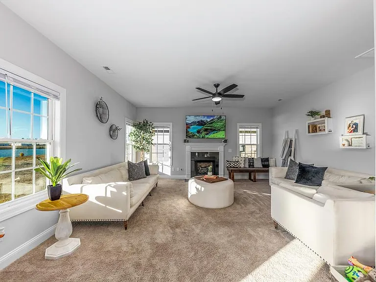 1024 Loretta Ln — Photo 3