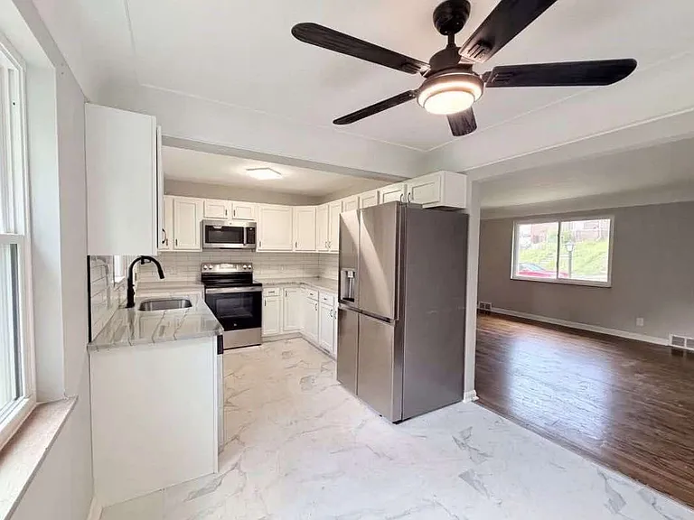 462 Ballyclare Ter — Photo 3