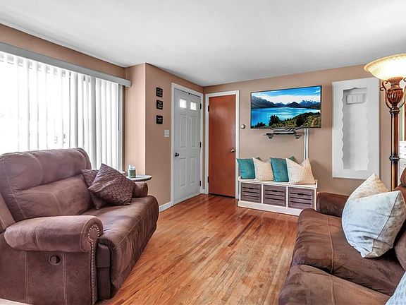 5th image of 270 Fonda Dr