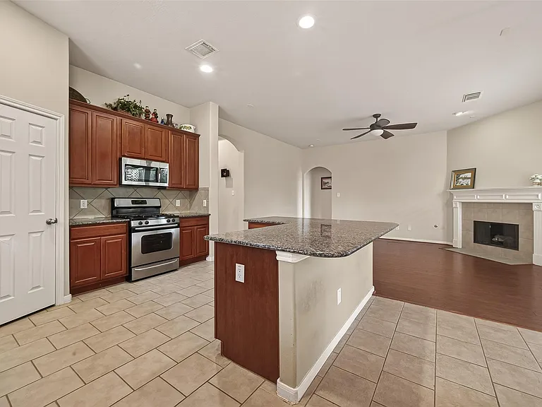 13719 Saxony Dr — Photo 19