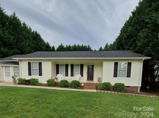 1194 Heritage Farm Rd, Hickory, NC 28601