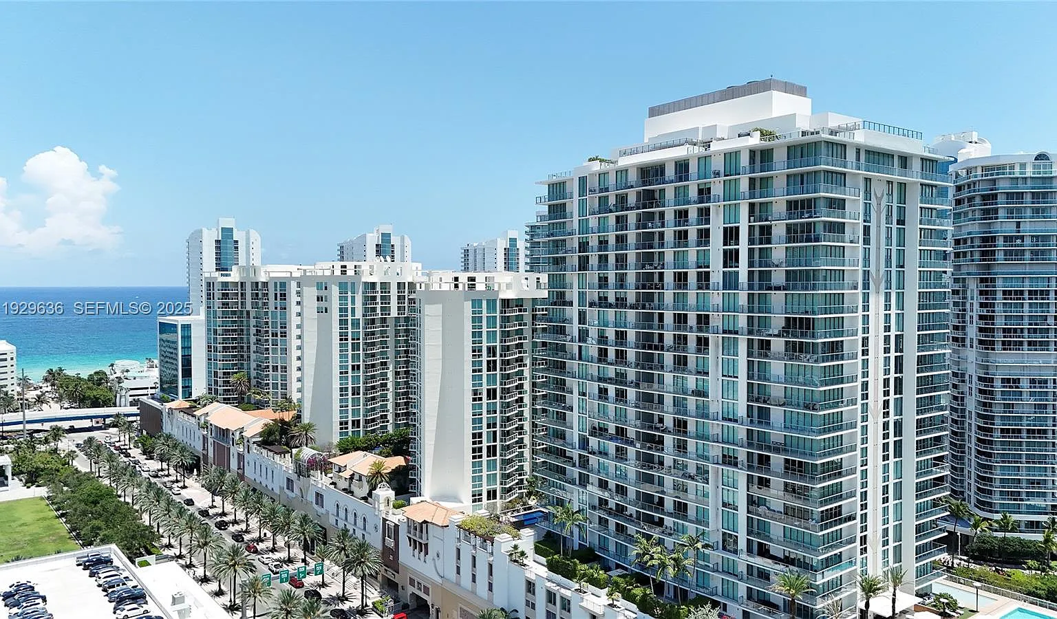 Parque Towers Condo — Photo 1