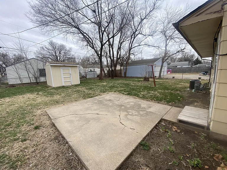 877 Windsor Dr — Photo 8