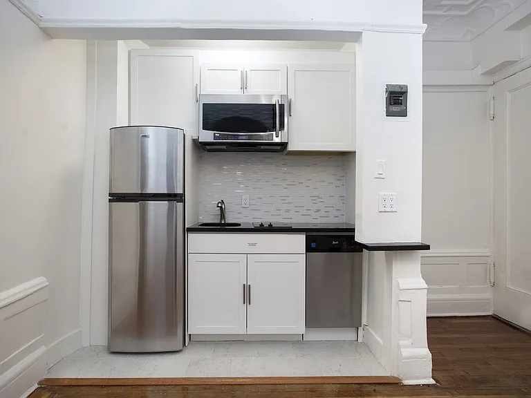 200 W 54th St #1B — Photo 5
