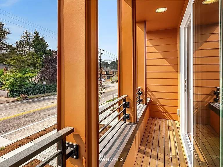2410 NE 75th St — Photo 19