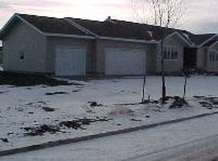 1434 NE Pinewood Ln, Aberdeen, SD 57401
