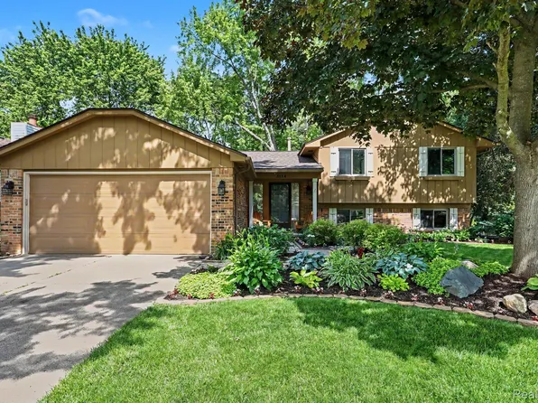 5134 Old Cove Rd, Clarkston, MI 48346