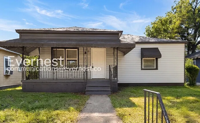 3 bed, 1.0 bath, 956 sqft, $1,395 — Photo 1