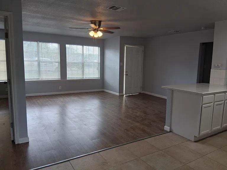 415 Andricks Dr — Photo 3
