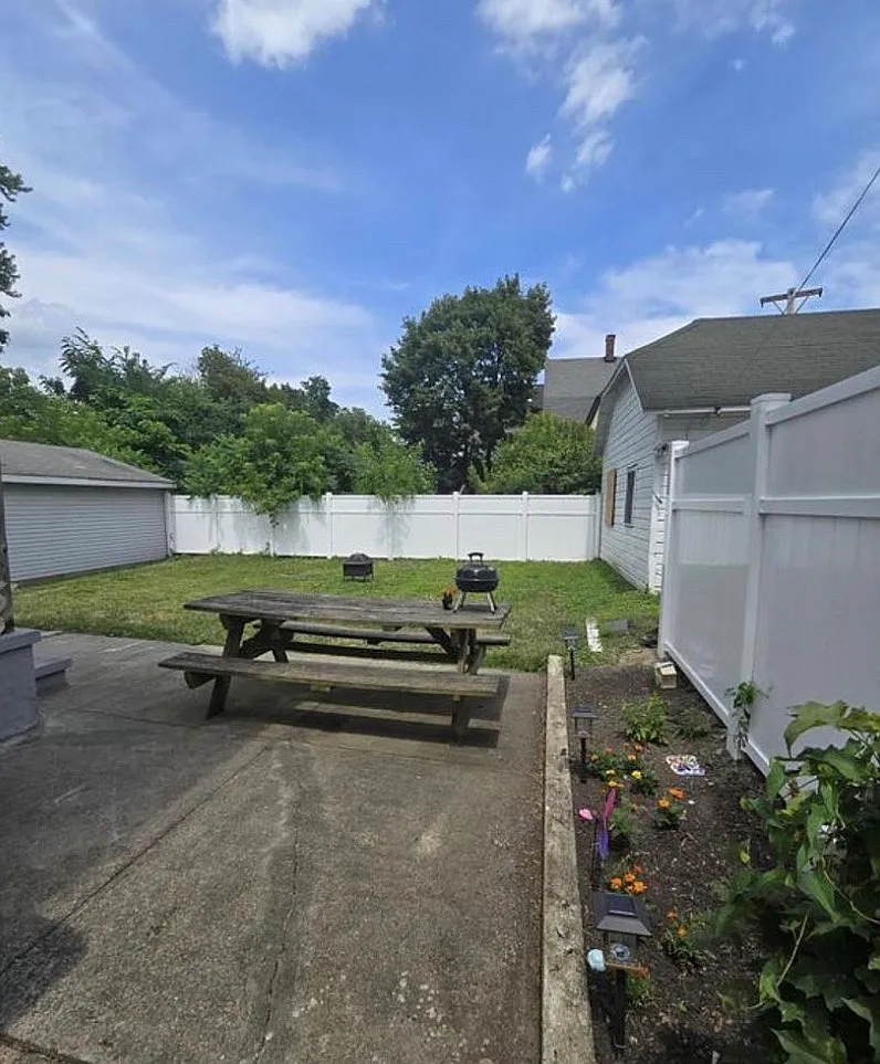 3 bed, 2620 sqft, $1,900 — Photo 2