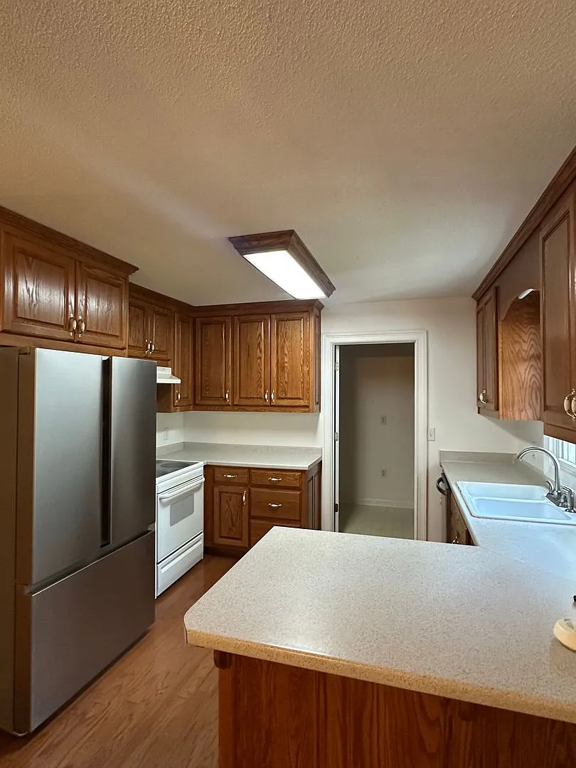 4 Bedroom Home in North Hall — Photo 4