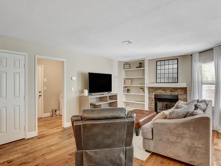 9205 Sandy Shores Dr — Photo 16