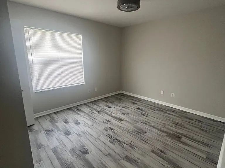 19 Roxbury Ln — Photo 4
