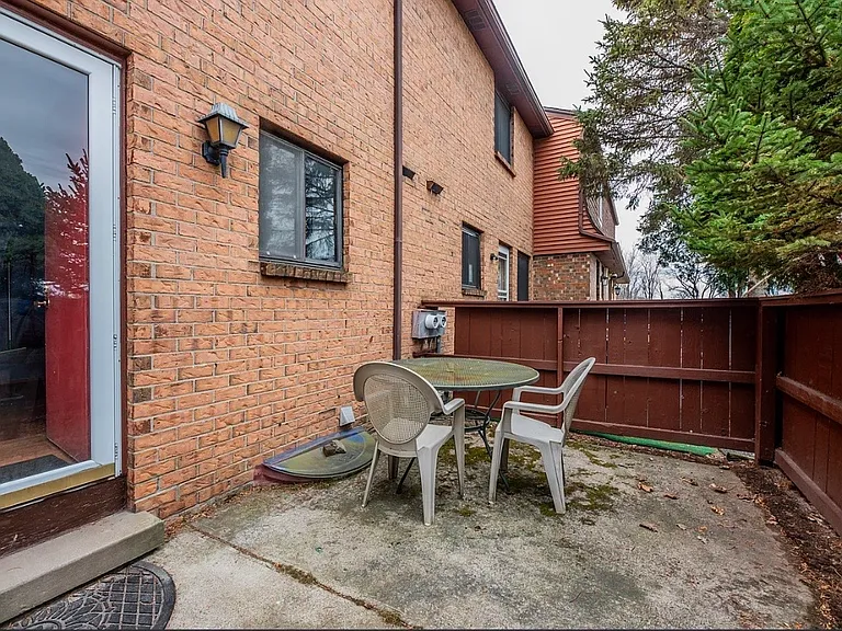 16 Surrey Hill Way — Photo 13