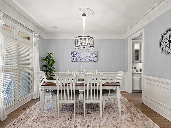 5th image of 810 Lake Ridge Ct